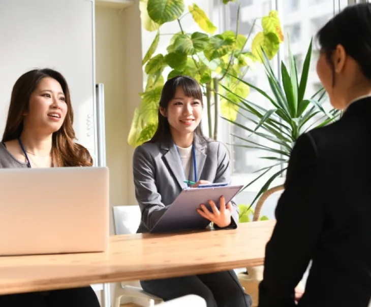 講師と打ち合わせをしながら業務に取り組む様子